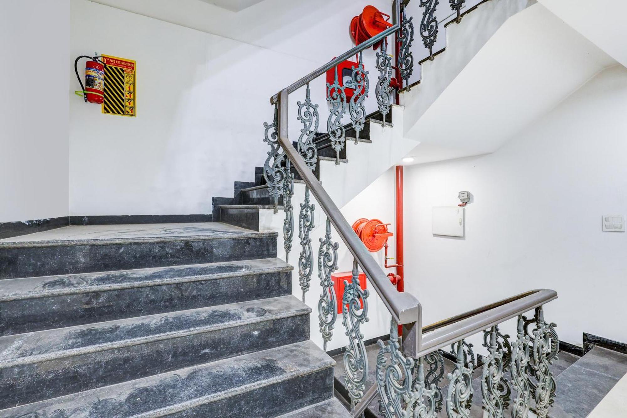 Super Collection O Shalimar Bagh Hotel Delhi  Exterior foto